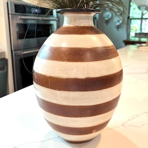 Jarrón vintage de José Sosa, hecho a mano, 2001, Chulucanas, Perú, con estampado de rayas marrones y crema.