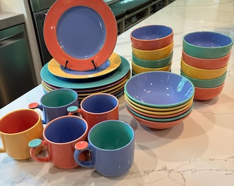 Louça de cerâmica Lindt-Stymeist Colorways, pratos, tigelas e canecas em estilo Memphis.