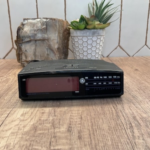 Radio despertador digital GE AM/FM vintage – Modelo 7-4815A (pantalla LED roja)