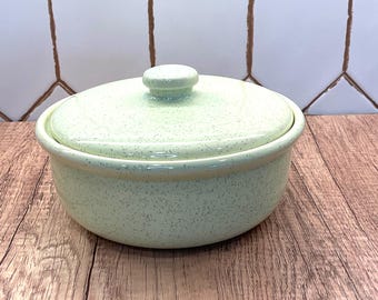 ヴィンテージ バウアー陶器 モントレー モダン 蓋付きキャセロール | ミントグリーン斑点釉薬 | 状態良好