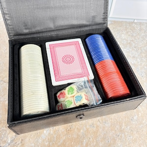 Conjunto de fichas de pôquer vintage para viagem, mini cartas de viagem completas, dados, jogo de azar, couro sintético, novo na embalagem