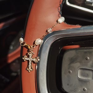 Dije colgante de cruz dorada para volante, accesorio para coche con cruz de Jesucristo, dijes para espejo retrovisor de coche, dijes de cuentas.