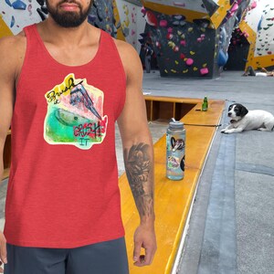 Op de afbeelding: Een rood tanktop met een afbeelding van een hand die een borstel vasthoudt en de tekst "Brush it Crush it".