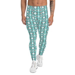 Puede incluir: Leggings deportivos para hombre con un patrón geométrico en verde azulado y blanco. Las leggings tienen un ajuste ceñido y están hechas de un material elástico.