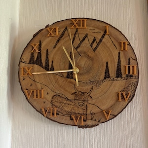 Reloj de madera hecho a mano con detalle de leña