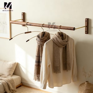 Può includere: Un set di tre tazze in ceramica color crema con smalto maculato. Ogni tazza presenta un diverso motivo floreale dipinto a mano nei toni del blu, verde e giallo. Le tazze hanno una forma semplice e arrotondata e un manico.