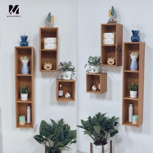 Op de afbeelding: Een set van zes houten wandplanken in drie verschillende maten. De planken zijn gemaakt van natuurlijk hout en hebben een rustieke uitstraling. De planken zijn versierd met planten, vazen en andere decoratieve items.
