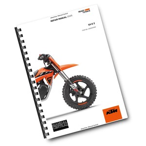 Könnte beinhalten: Ein Reparaturhandbuch mit dem Titel "REPAIR MANUAL 2025" mit einem KTM SX-E 2 Motorrad. Das Handbuch ist weiß mit schwarzer Spiralbindung. Das Motorrad ist orange und schwarz mit einem schwarzen Reifen und Rad.