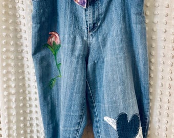Jeans a pinocchietto in denim stile retrò, con applicazioni e dipinti, taglia 16, cintura elasticizzata rosa acceso.