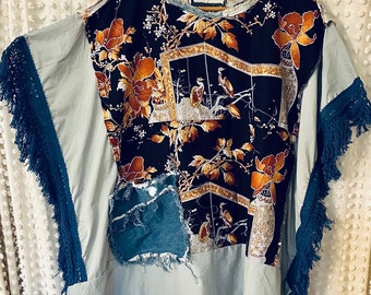 Camicia Scrap Art, taglia unica Plus, blocco di tessuto con stampa di uccelli-orchidee recuperate, pannelli azzurri, bordi sfrangiati e tasca e finiture in denim Raggey.