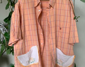 Bata de artista de jardín, camisa XL de hombre reciclada, bolsillos con bordado vintage, 100 por ciento algodón, casual chic