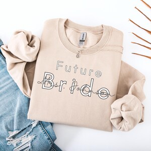 Gepersonaliseerde toekomstige mevrouw sweatshirt, gepersonaliseerde achternaam vrouw, huwelijksreisoutfit, verlovingscadeau voor bruid, aangepaste bruidtrui