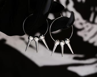 Pendientes de aro con remaches plateados y espinas: joyería gótica punk