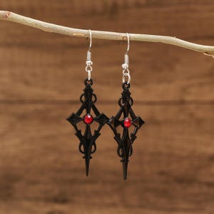 Boucles d'oreilles croix cathédrale noires : rubis gothique, bijoux unisexe