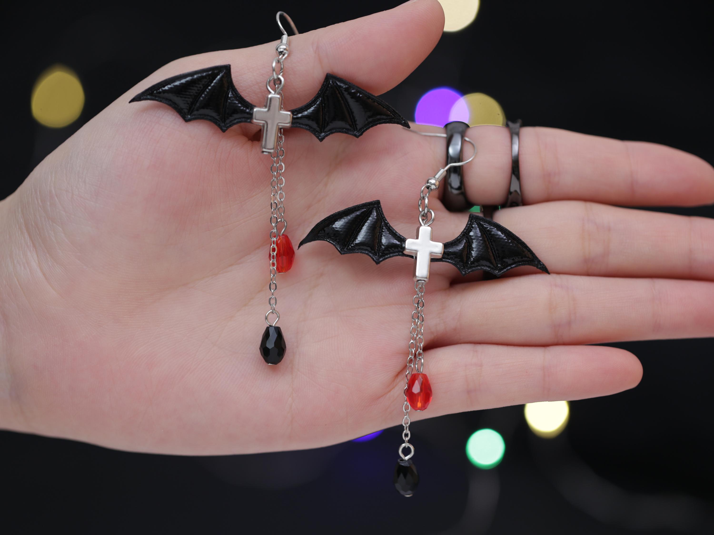 Orecchini gotici a forma di pipistrello nero con cristallo rosso rubino: gioielli da vampiro - Italia