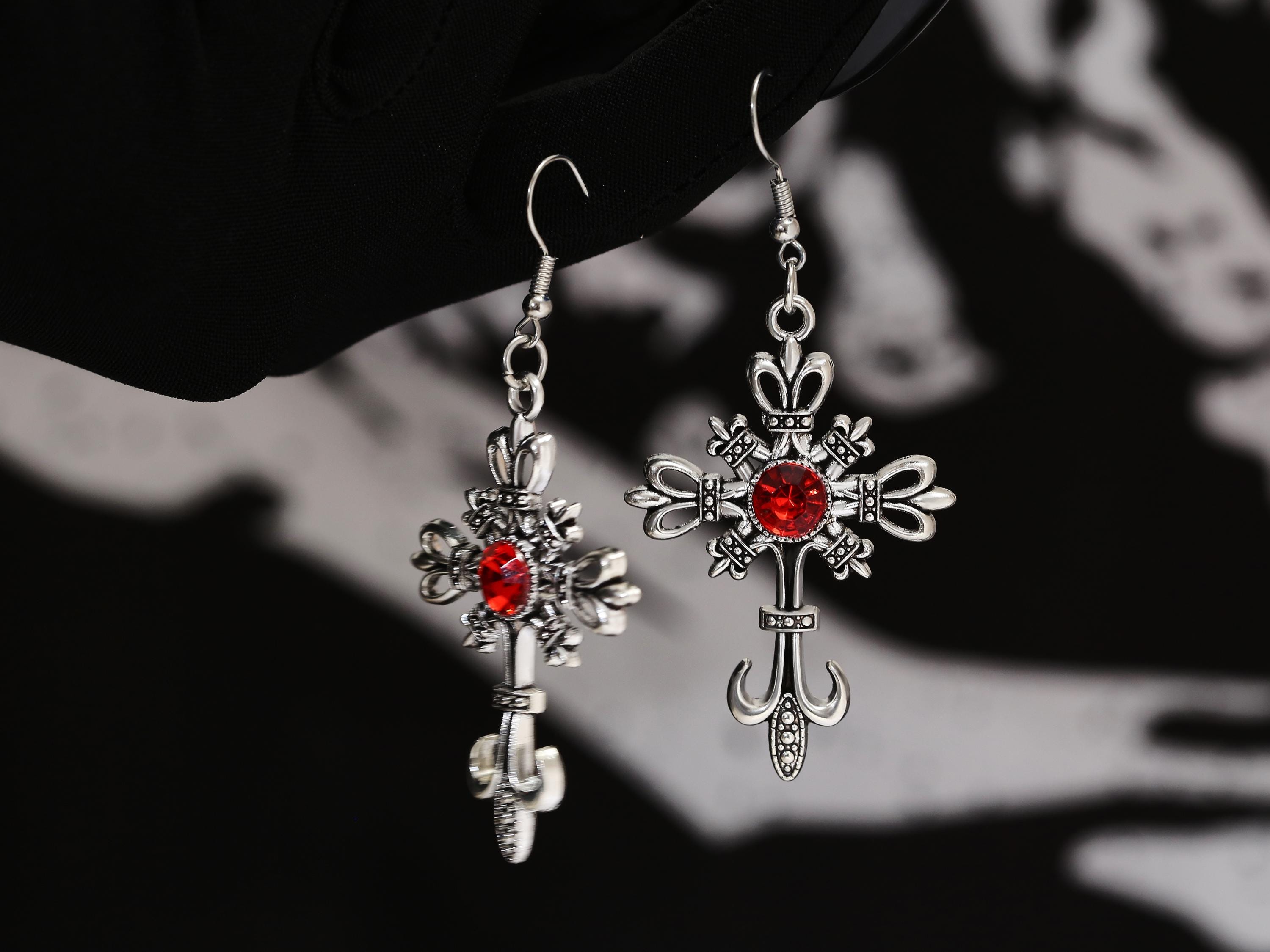 TseenYi Argento Grande Croce Orecchini A Cerchio Gotico Croce Dangle Orecchini Argento Cz Crocifisso Goccia Orecchino Punk Religioso Cristiano Orecchino Gioielli Per Le Donne