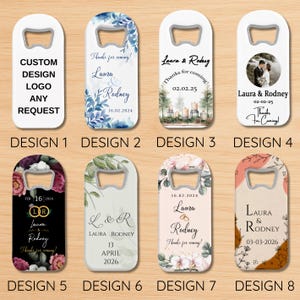 Puede incluir: Una colección de abridores de botellas personalizados con varios diseños. Algunos abridores presentan patrones florales, fechas de boda y nombres como "Laura & Rodney". Un diseño ofrece solicitudes de logotipos personalizados. Los abridores son blancos con un abridor plateado.