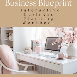 Könnte beinhalten: Ein weißer Schreibtisch mit einem Computer, einer Tastatur, einer Maus und einer rosa Tasse. Im Vordergrund befindet sich ein rosa Stuhl und auf dem Schreibtisch eine Vase mit rosa Blumen. Der Text "Business Blueprint Interactive Business Planning Workbook" befindet sich oben im Bild. Der Text "YOUR NAME HERE" befindet sich unten im Bild.