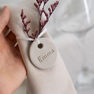 Gepersonaliseerde naamplaatje Aangepaste plaatskaarten voor bruiloften Gepersonaliseerde tafelkaarten voor bruiloften met tafelkaart servetring Naam plaatskaarten glazen namen