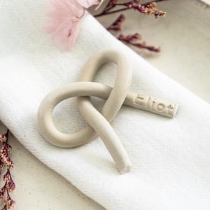 Tarjeta de lugar con lazo de cerámica personalizada y recuerdo de boda Tarjetas de nombre de boda rústicas Regalo de boda Regalos de bautismo de cerámica Decoración de mesa con cinta