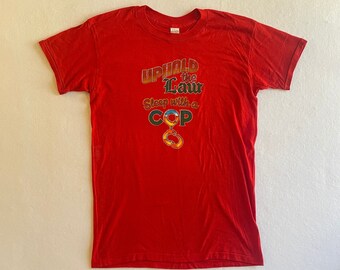 Vintage 70er Jahre Uphold the Law Schlaf mit einem Cop Devknit Papier dünne Single Stitch Shirt