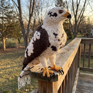 Puede incluir: Un letrero de madera rústico con el texto "Welcome to our home" en un estilo manuscrito. El letrero es rectangular, con un acabado envejecido y un diseño sencillo y acogedor. Adecuado para uso en interiores o exteriores.