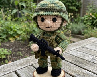 Patrón de crochet para amigurumi de soldado militar en PDF