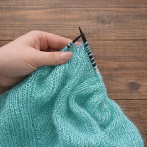 Wzór na sweter Luna Mist w formacie PDF – luźny sweter, bezszwowy sweter, nowoczesny splot, dla początkujących zdjęcie 4
