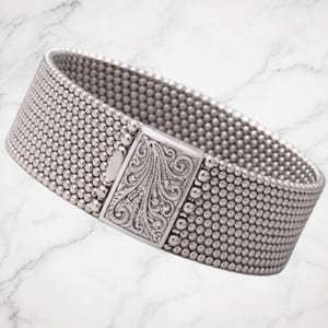 Pulsera tipo brazalete con cuentas de plata: Joyería metálica vanguardista