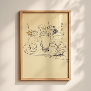 Może przedstawiać: Oprawiona czarno-biała ilustracja tacy z pięcioma różnymi napojami. Napoje znajdują się w różnych szklankach, niektóre ze słomkami i dodatkami, takimi jak cytryna i jagody. Taca jest trzymana przez rękę, a tło jest jasnobeżowe.