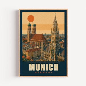 Peut inclure: Une affiche de voyage encadrée illustrant les toits de Munich avec la Frauenkirche et le nouvel hôtel de ville. La scène est représentée sous un soleil orange chaud, avec le texte MUNICH GERMANY imprimé en lettres grasses en bas.