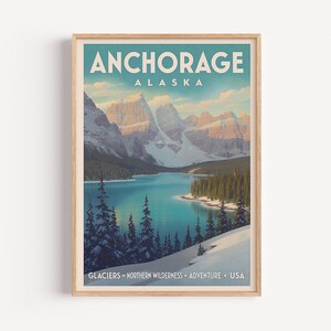 Può includere: Un poster da viaggio incorniciato raffigurante un paesaggio di Anchorage, Alaska. L'immagine mostra montagne innevate, un lago turchese e alberi sempreverdi. Il testo recita ANCHORAGE ALASKA in alto e GLACIERS NORTHERN WILDERNESS ADVENTURE USA in basso.