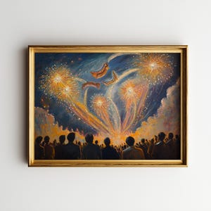 Op de afbeelding: Een ingelijst schilderij toont een levendig vuurwerk tegen een donkerblauwe lucht. Het kunstwerk toont een menigte silhouetten die kijken naar de kleurrijke lichtexplosies. De lijst is goudkleurig.
