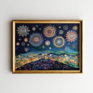 Puede incluir: Una pintura original en un marco dorado representa una escena nocturna con formas circulares coloridas, similares a mandalas, contra un cielo azul oscuro. La parte inferior muestra un paisaje con luces.