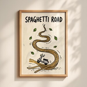 Könnte beinhalten: Ein gerahmter Kunstdruck mit den Worten "Spaghetti Road" in Schwarz. Die Illustration zeigt eine sich windende Spaghetti-Strähne mit einem Roller darauf, umgeben von grünen Blättern. Das Kunstwerk hat einen hellbeigen Hintergrund.