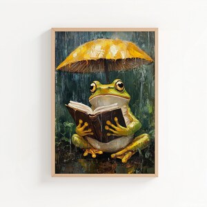 以下が含まれることがあります： 雨の中で黄色い傘の下で本を読むカエルの額装アートプリント。カエルは緑と黄色で大きな目を持ち、茶色の本を持っています。背景は雨のシーンを描いています。