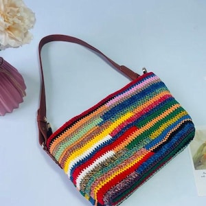 Sac à bandoulière au crochet, sac à main en coton à rayures horizontales multicolores, lanière en cuir PU, nom personnalisé sur le sac, cadeau de fête des mères