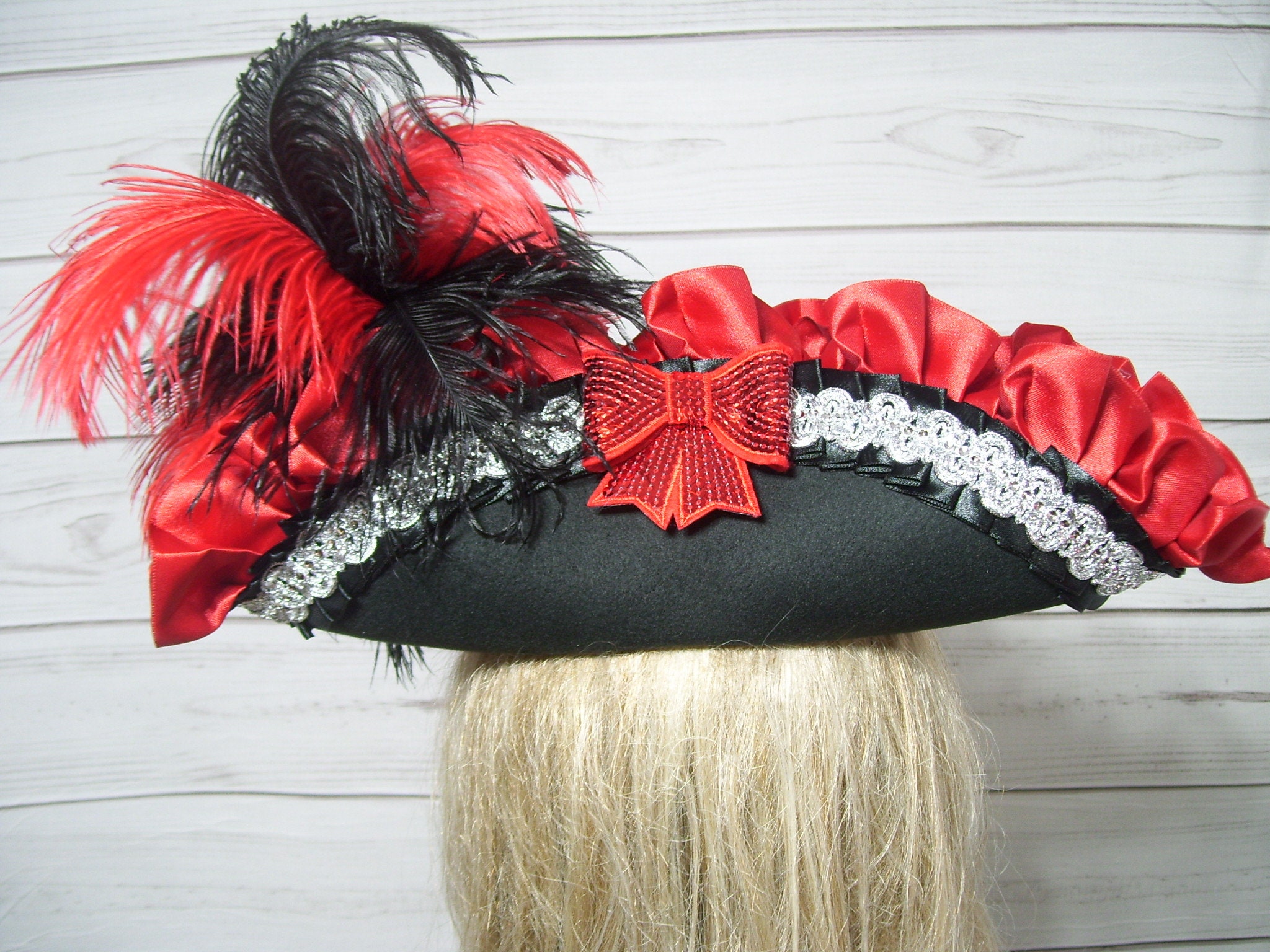 Spooktacular Creations Sombrero pirata negro, sombrero de tricornio  colonial con ribete dorado para adultos, accesorio de disfraz de Halloween,  juego