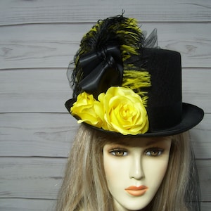 Zwarte dameshoed met gele rozen, op Stevie Nicks geïnspireerde hoge hoed, Kentucky Derby-hoed, Ascot, Tea Party Wedding, 22,5" binnen circa VS