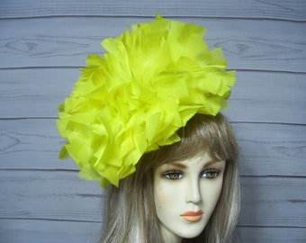 Damhatt med gul fjäder och fascinatorhatt Kentucky Derby, brudhatt med hästkapplöpning, påskhatt