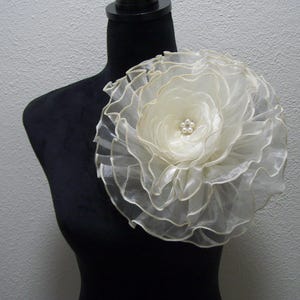 Ivory Flower Fascinator, Flower Pin, Kentucky Derby Fascinator Hat, Flower Fascinator, Tea Bridal Hat, Garden Party Brooch, Mother&#39;s Day