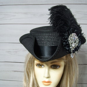 Cappello da pirata a tricorno nero Cappello rinascimentale Cappello da pirata a tricorno di Halloween Cappello da pirata a tricorno in stile vittoriano, cappello in stile 1800 22,5&quot; all&#39;interno