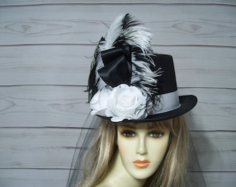 Svart Stevie Nicks-inspirerad hög hatt Kentucky Derby vita rosor hög hatt Halloween, Belmont, hästkapplöpningar, viktoriansk, 22,5" invändig cirkulär.