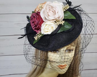 Svart fascinator med rosor, Kentucky Derby-hatt, Bröllopshatt, Ascot-hatt, Belmont, USA