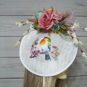 鳥と花が描かれたレディース ファシネーター ハット、ケンタッキー ダービー ハット ファシネーター、ティー パーティー ハット、ベルモント レース ハット、ロイヤル アスコット、競馬
