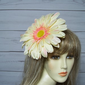 8 inch Daisy Kentucky Derby Flower Fascinator, Yellow Daisy Flower Fascinator, Daisy Flower, Easter Daisy Hair Clip, Flower Clip