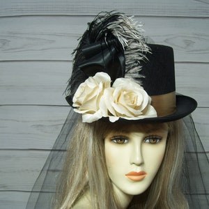 Zwarte dameshoed met ivoorkleurige rozen, op Stevie Nicks geïnspireerde hoge hoed, Kentucky Derby-hoed, Ascot, Tea Party, bruiloft, 22,5" binnen circa VS