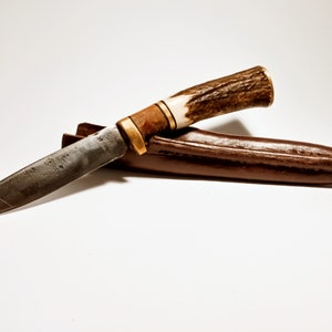 Austrian Hunting Knive &quot;Jagdknicker&quot;; Jagdnicker; Carbon Steel Blade (Leaf Spring), Blood Plum, Deer Antler, Brass, Leather Sheath