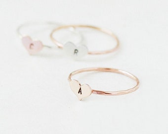 bague coeur personnalisée. sonnerie initiale. bague des meilleurs amis. Bijoux de initiale personnalisés en argent, en or et en rose. cadeau pour elle. bague minimaliste. lettre