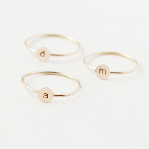 anello iniziale. anello impilabile con monogramma in oro. gioielli con iniziale personalizzata. anello con lettera stampata. anello riempito d&#39;oro impilabile. regalo per lei 5 mm